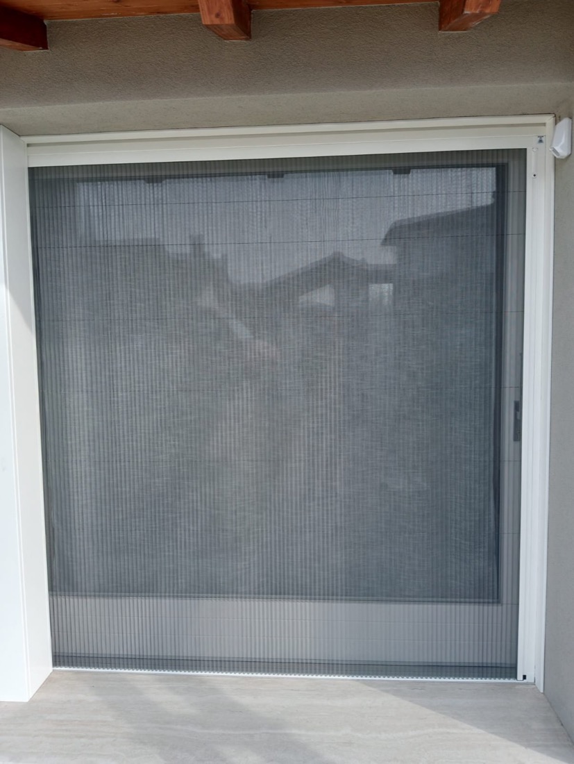 Zanzariera plissettata installata su una porta-finestra
